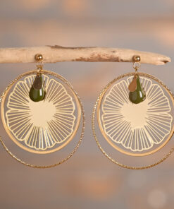Ysé – Boucles dorées ajourées et goutte verte