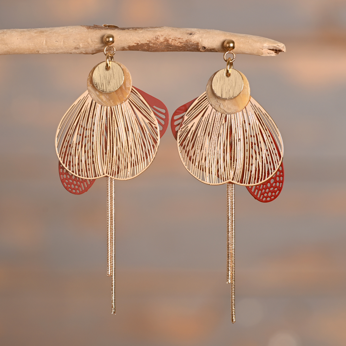 Soline – Boucles dorées et rouge aux fines chaînettes