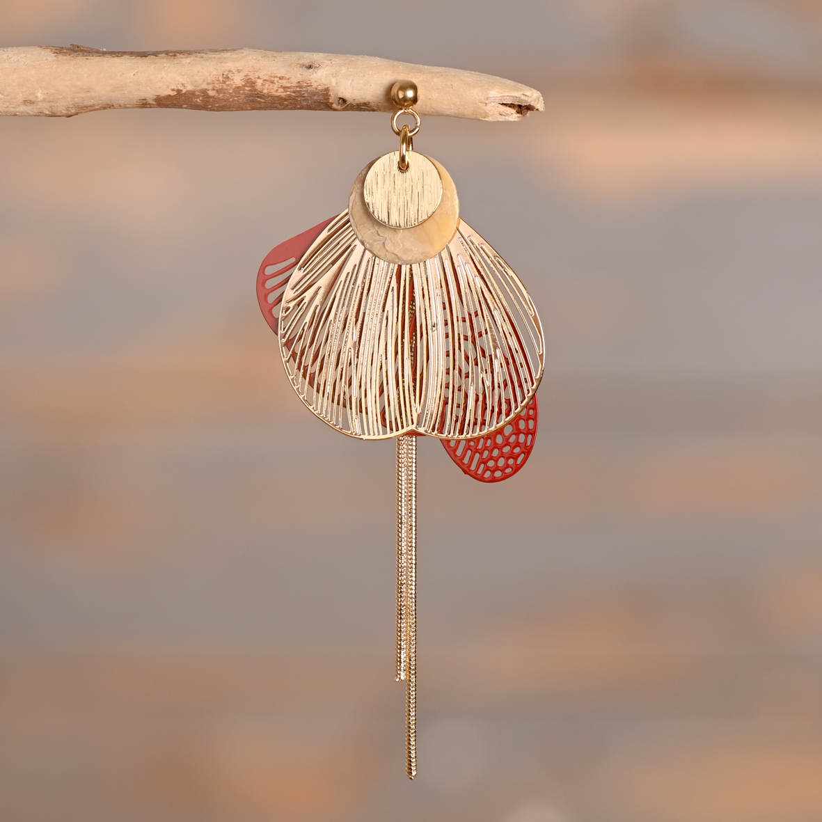 Soline – Boucles dorées et rouge aux fines chaînettes – Image 2