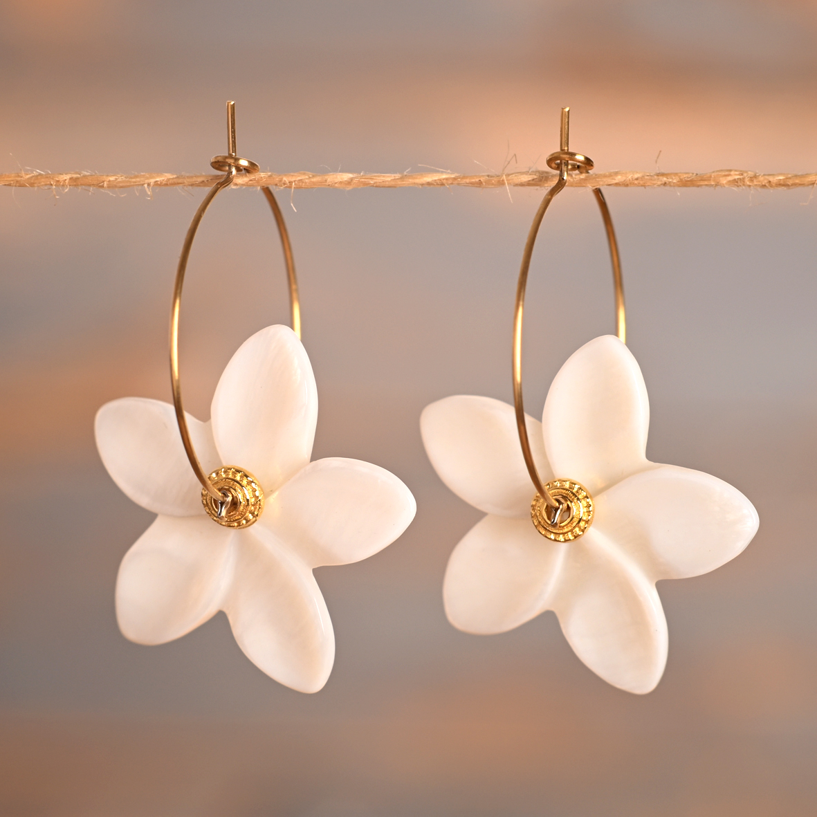 Tahina – Créoles dorées et fleur en nacre