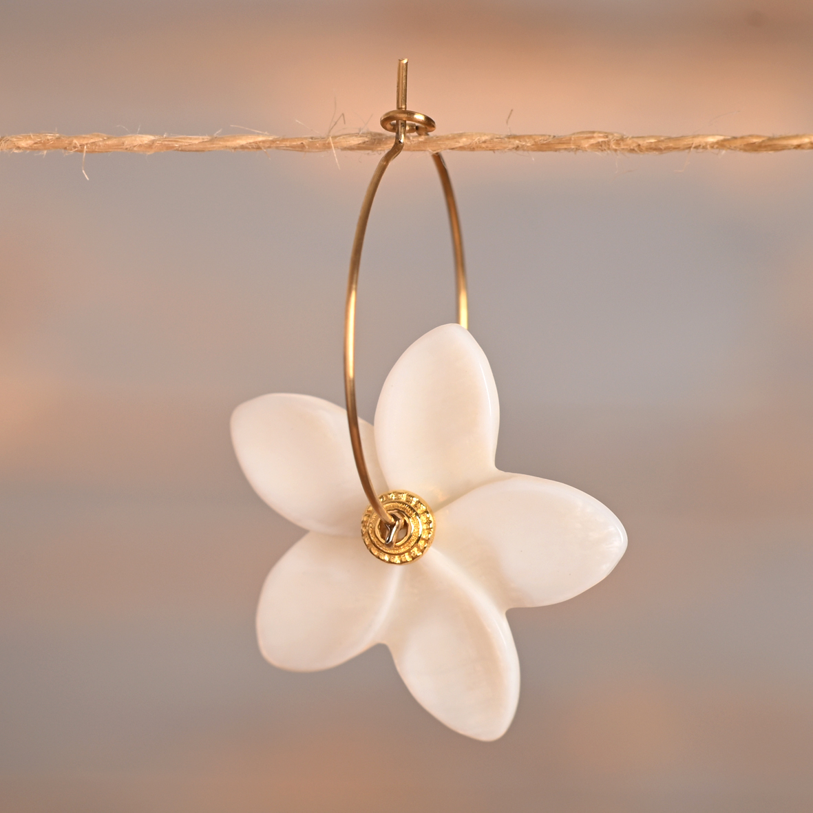 Tahina – Créoles dorées et fleur en nacre – Image 3