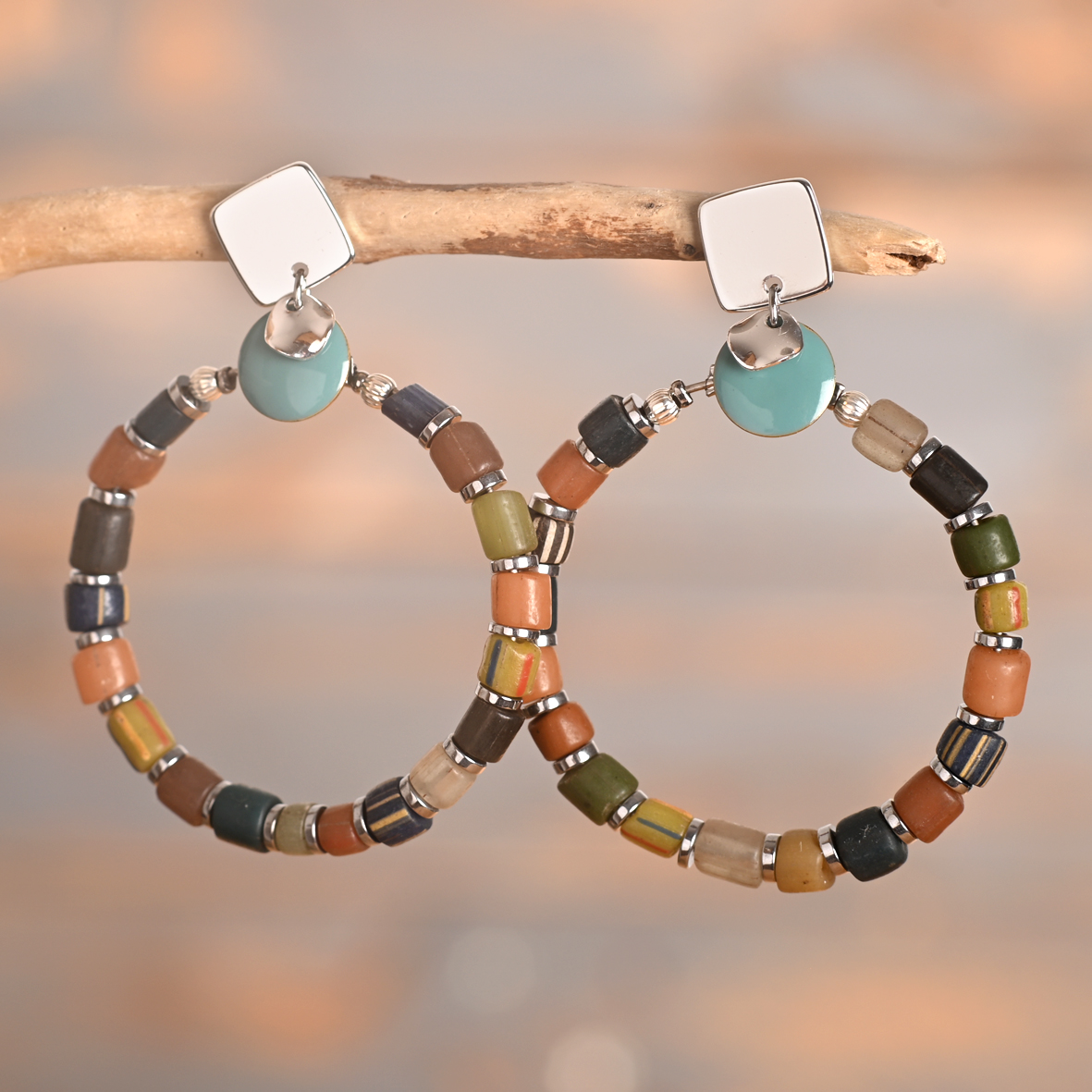 Ariane – Grandes boucles argentées aux perles de verre colorées