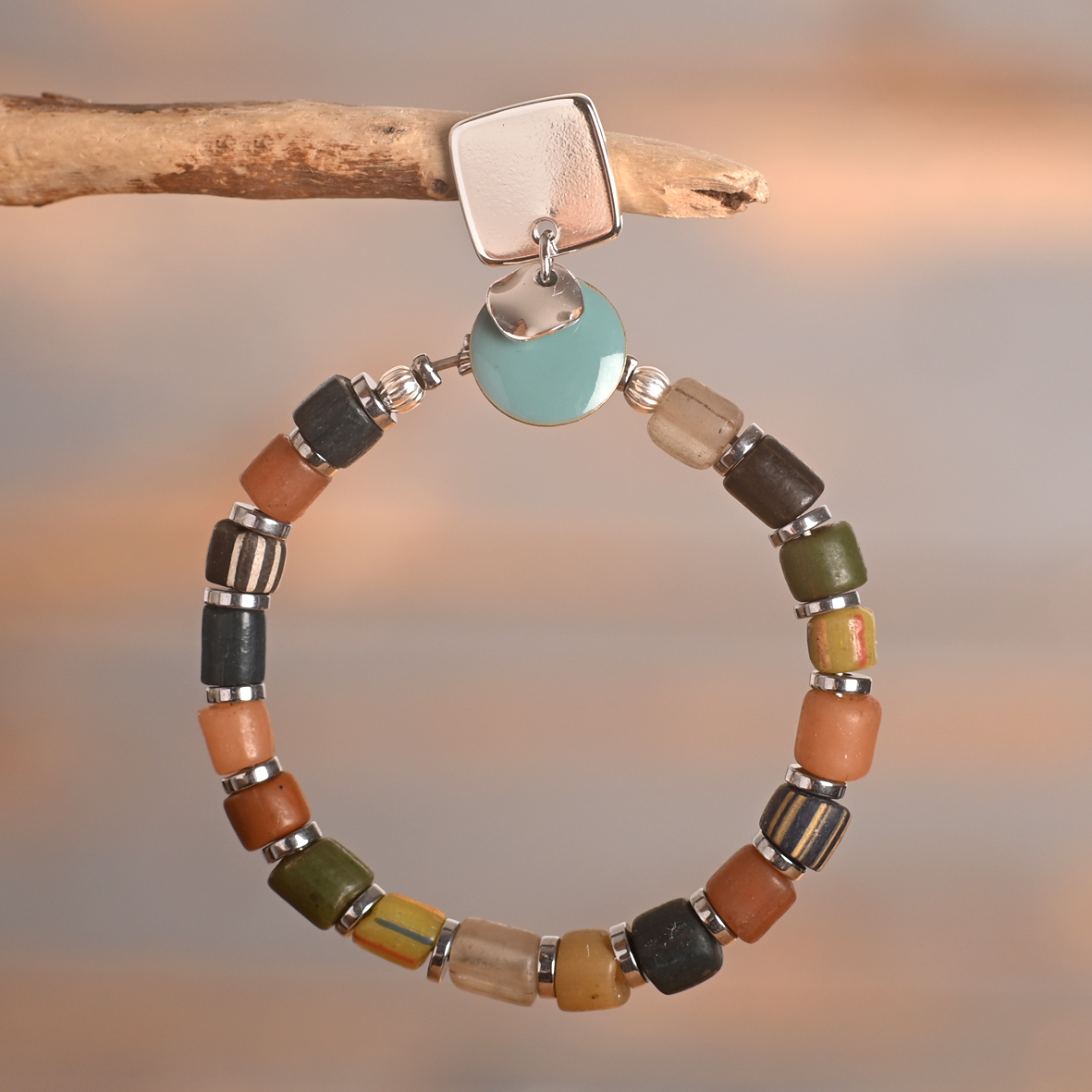 Ariane – Grandes boucles argentées aux perles de verre colorées – Image 3