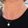 Vairea – Collier trèfle doré et blanc en acier inoxydable
